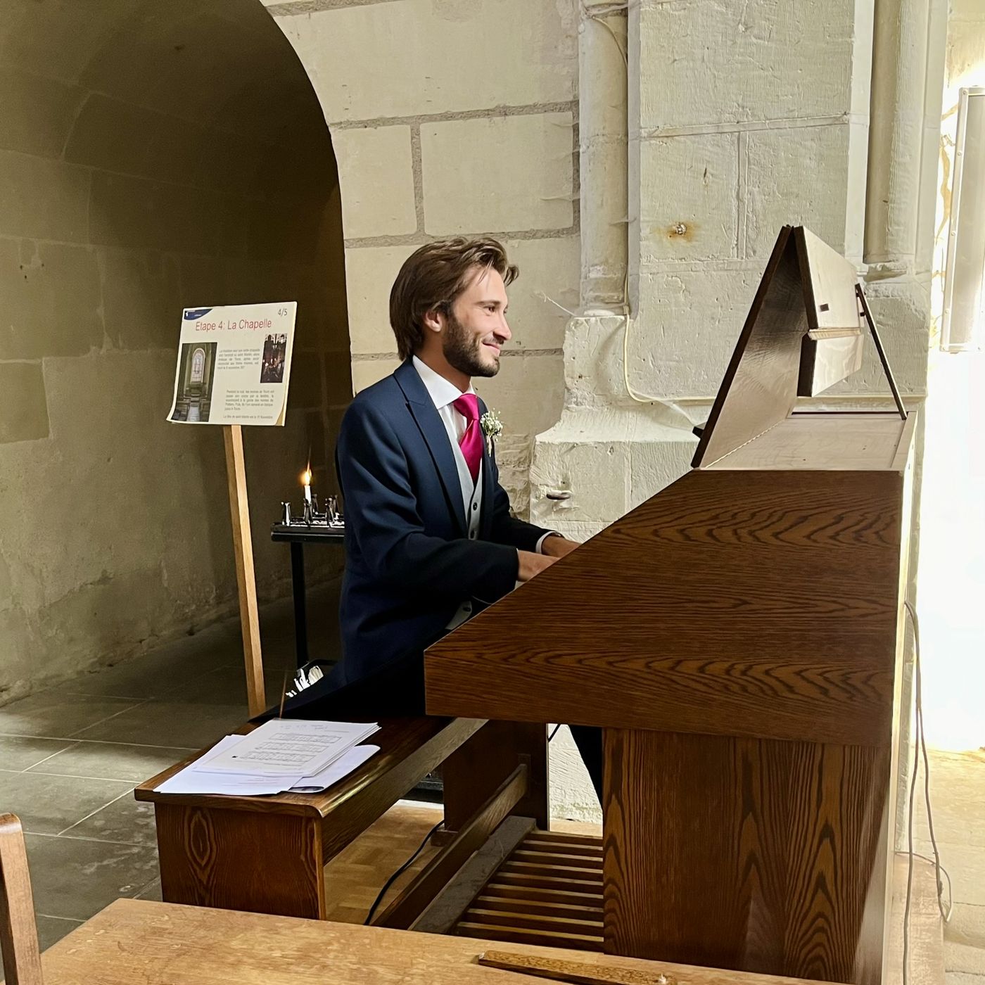 Ferdinand R. à l'orgue pendant une cérémonie de mariage dans une chapelle en pierre