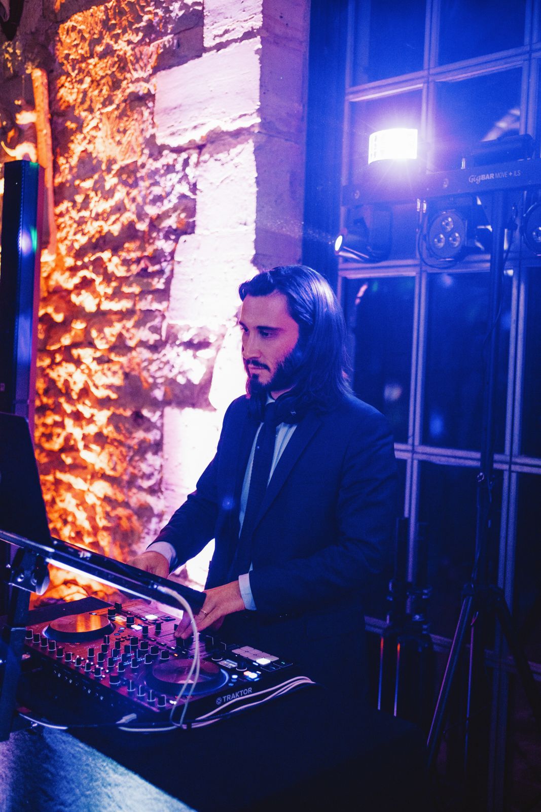 Ferdinand R. au mix sur un contrôleur Traktor, éclairé par une barre de lumières Chauvet GigBAR